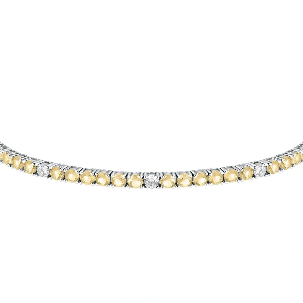 Страничен изглед на гривна с камъни в шампанско и бяло.