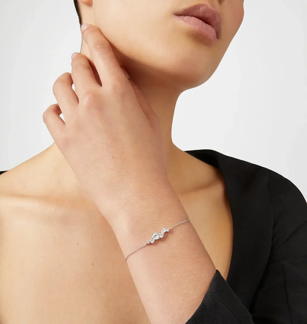 Гривна Chiara Ferragni Silver Collection върху модел – стилен и елегантен аксесоар.