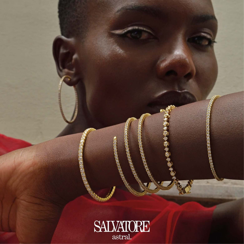 Дамска сребърна тенис гривна със златно PVD покритие 18K и циркони – снимка върху модел.