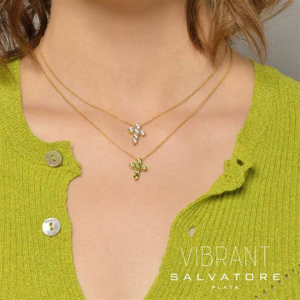 Дамско сребърно колие със златно PVD покритие 18K злато и бели цирконии във формата на кръст Salvatore Plata VIBRANT – носено на врата.