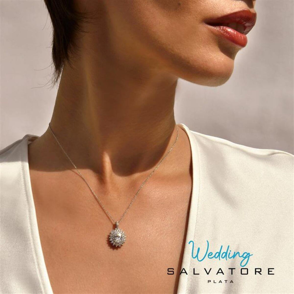 Дамско сребърно колие със сияен цирконий и родиево покритие Salvatore Plata Wedding – носено на врата.