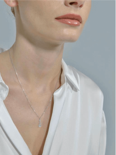 Дамско колие Salvatore Plata Wedding от сребро 925 с родиево покритие и циркони – снимка върху модел.