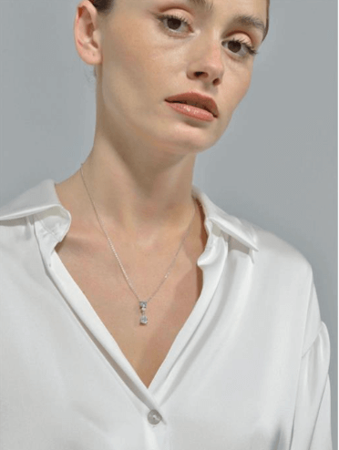 Дамско колие Salvatore Plata Wedding от сребро 925 с родиево покритие и циркони – снимка върху модел.