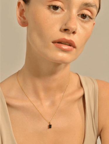 Дамско колие Salvatore Plata Vibrant от сребро 925 със златно покритие и тъмно зелен турмалин – снимка върху модел.