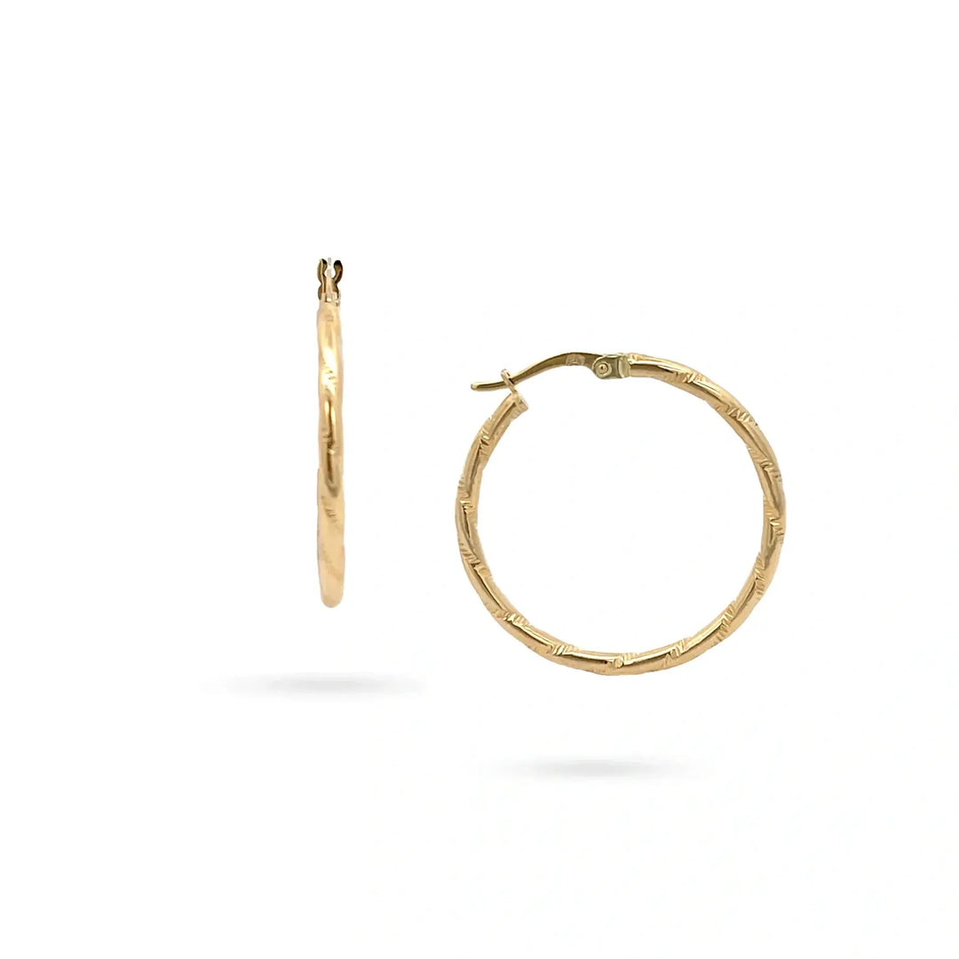 Обеци халки от жълто злато 14K с релефен дизайн, модел Senso Gold, на бял фон.