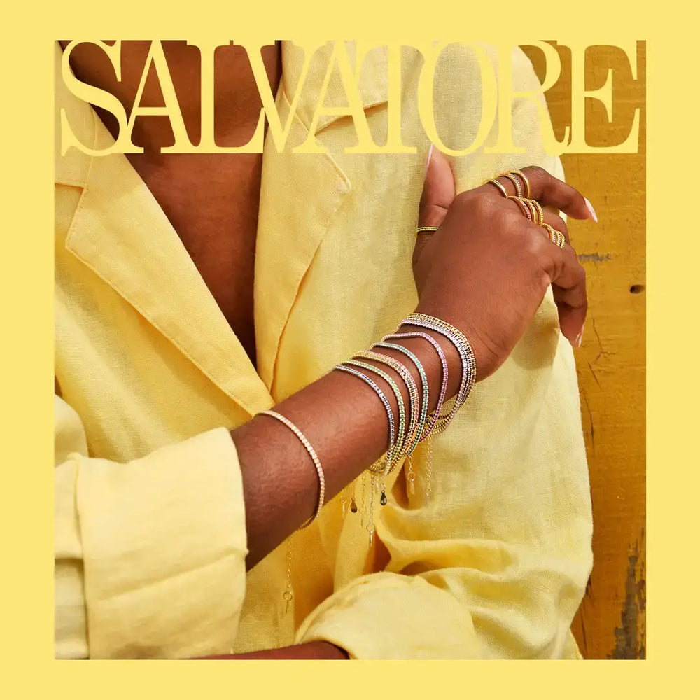 Модел носи няколко позлатени гривни ривиера, включително с розови циркони от колекция Blink