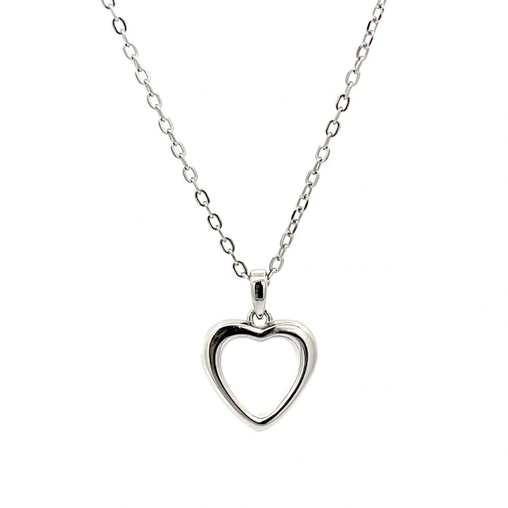 Детайлен изглед на дамско колие Senso Silver с висулка сърце.