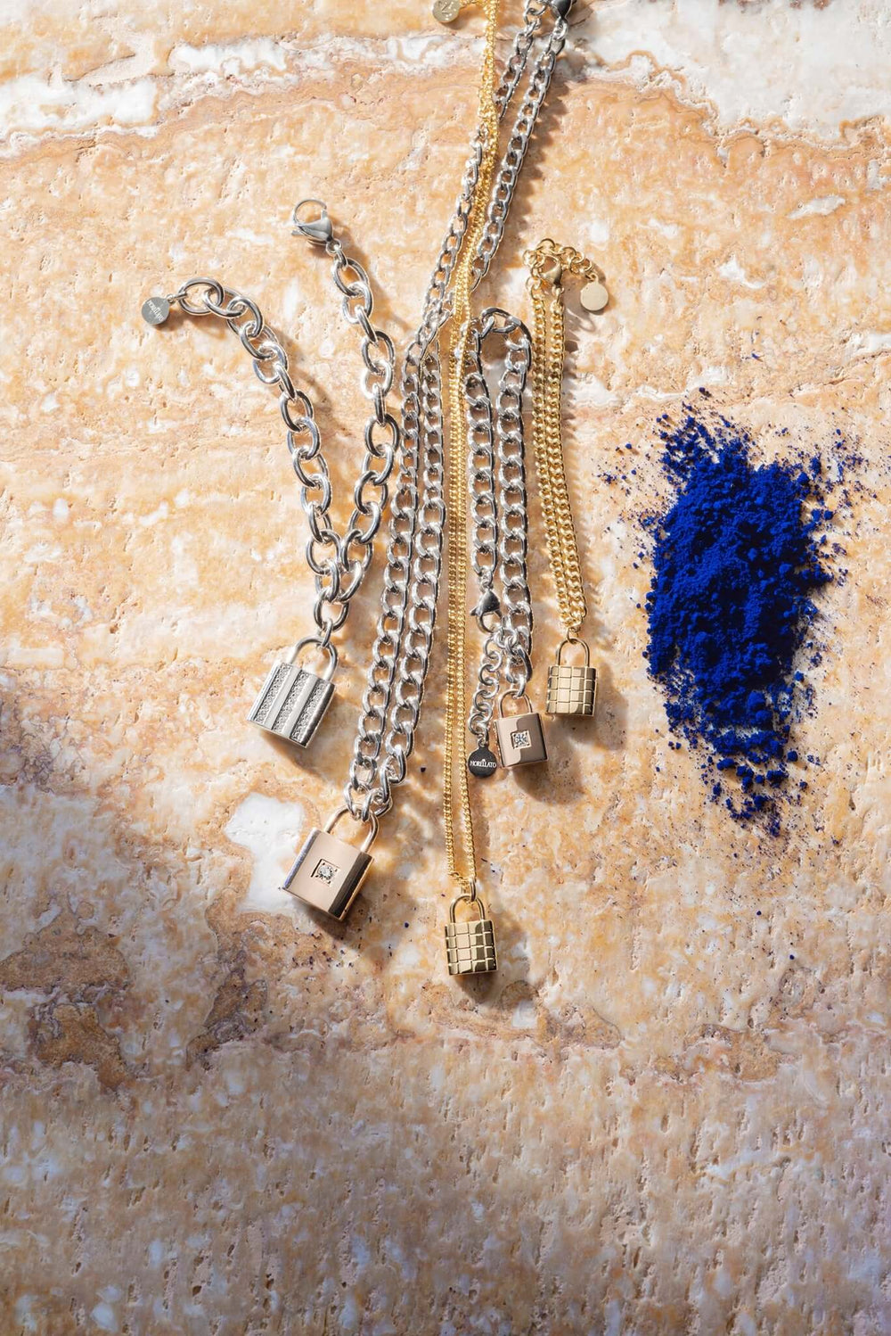 Колие Morellato Abbraccio. Дамско колие изработено от стомана и елемент с розово златно PVD покритие и кристал Сваровски. Дължина на синджира 40 см + 5 см.