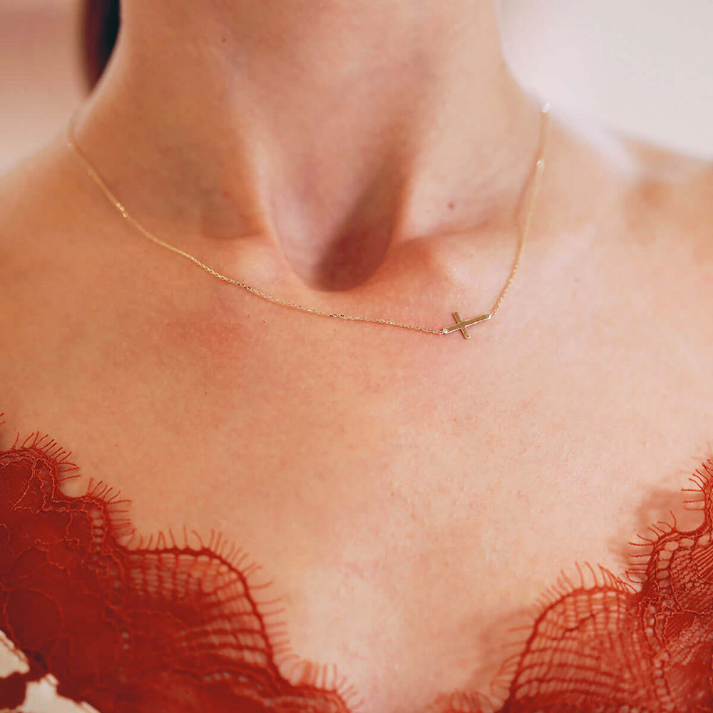 Дамско златно колие с кръст, изработено от 14К. DN2904 .