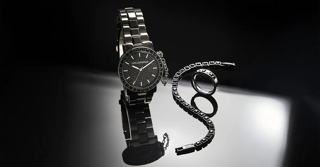Karl Lagerfeld предлага дамски часовници, колиета и гривни с хладен метален блясък, париска rock-chic линия и емблематичното лого KARL – открийте колекцията.