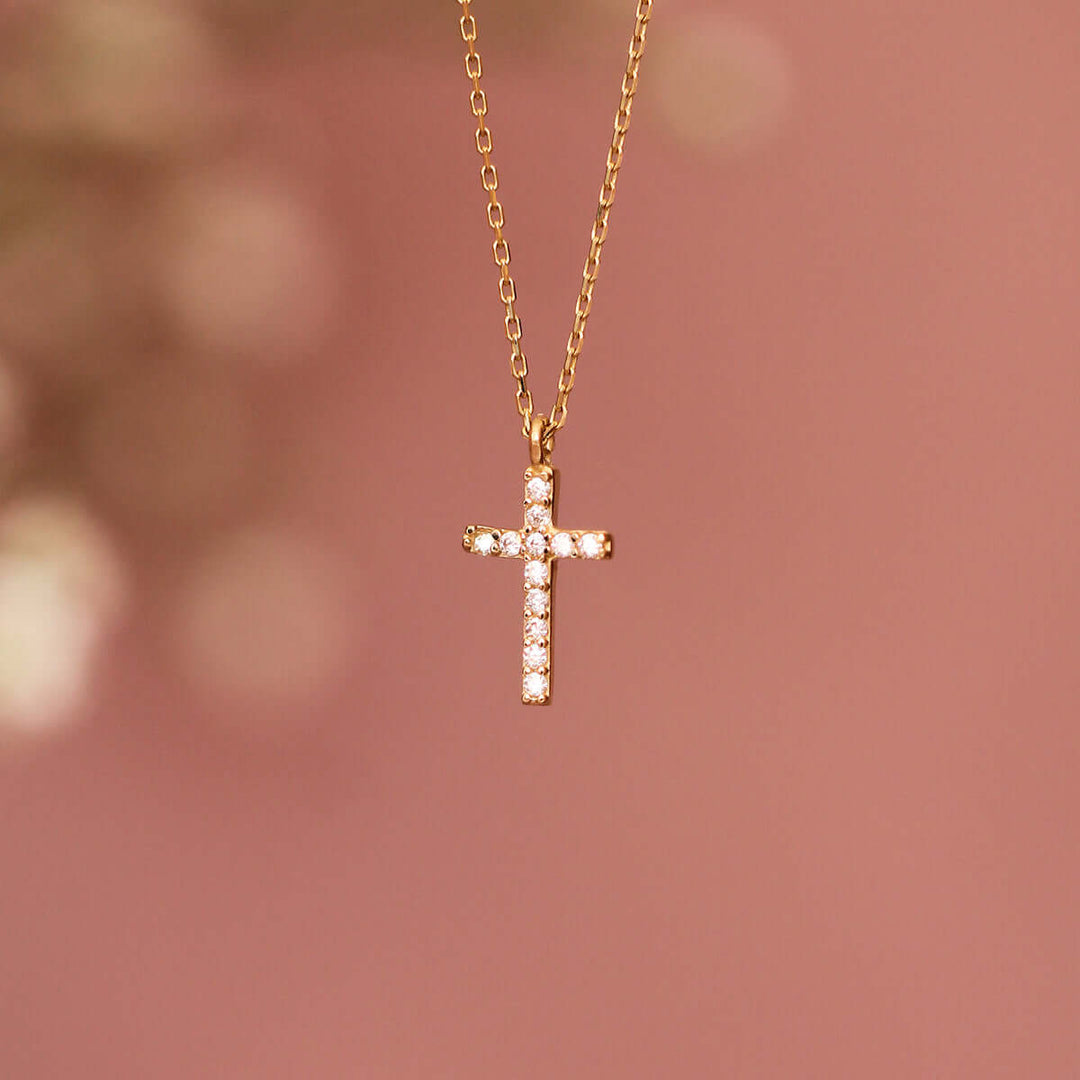 Нежни златни колиета с кръст