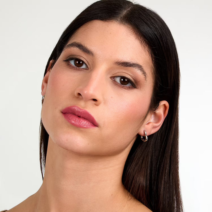 Обеци халки „сърце“ от стомана Morellato SAUP30 върху ухо, портрет на модел.
