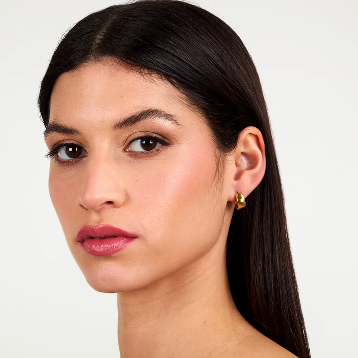 Позлатени обеци халки 15 мм, Morellato SAUP34 върху ухо – портрет на модел.
