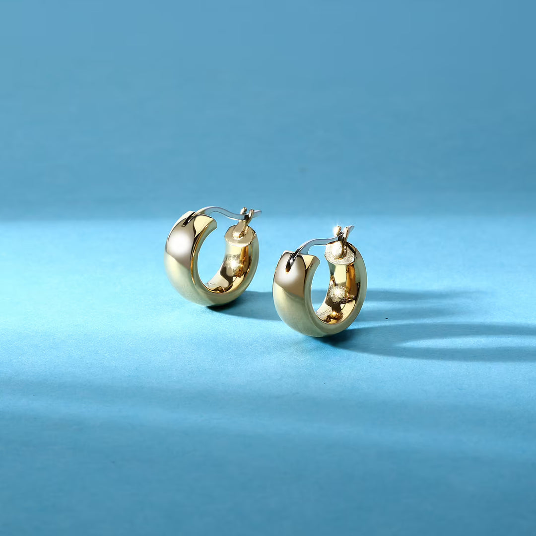 Близък план на двуцветна позлатена халка от стомана със златно PVD, SAUP34.
