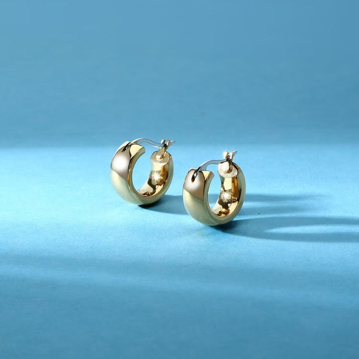 Близък план на двуцветна позлатена халка от стомана със златно PVD, SAUP34.
