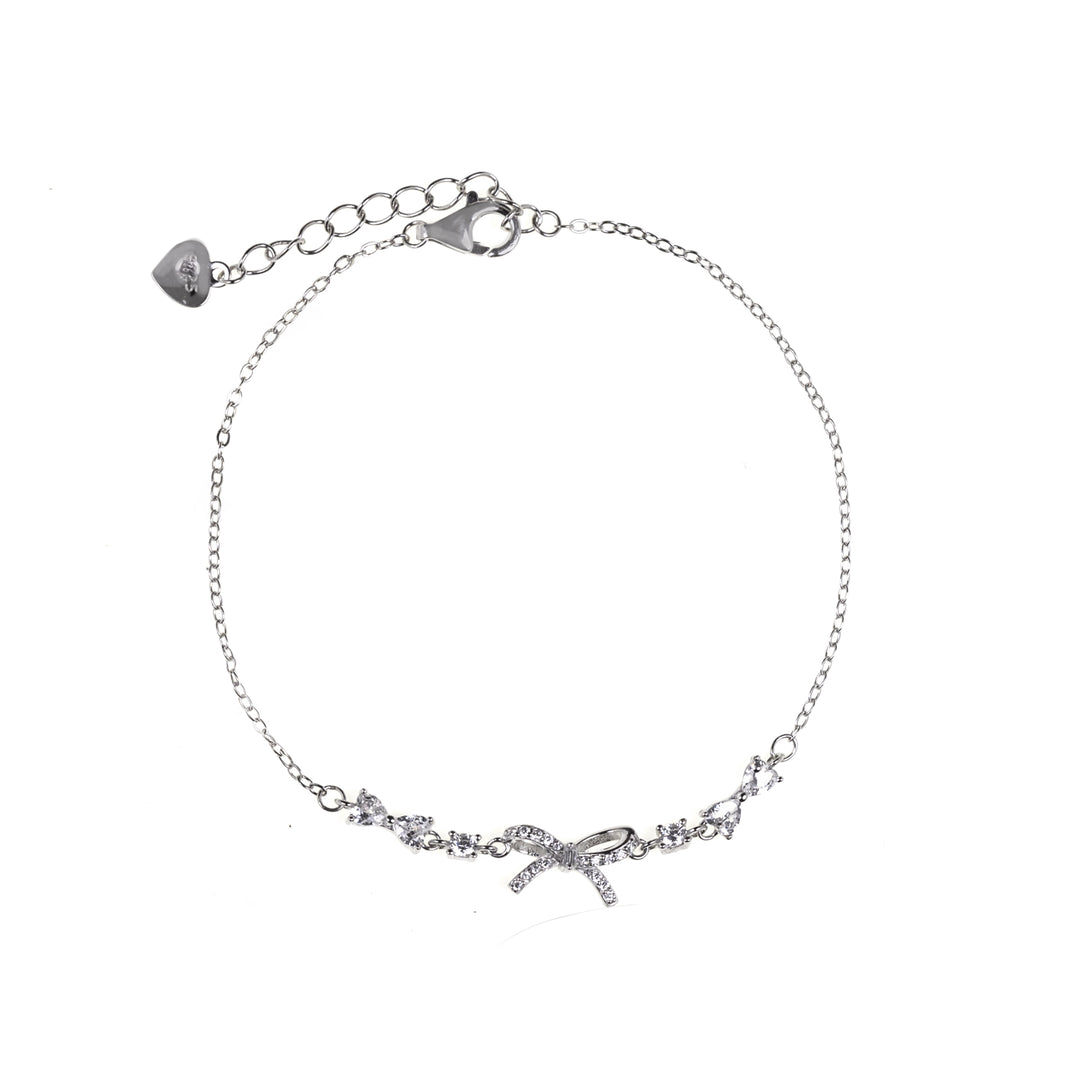 Сребърна гривна с панделка и циркони. Регулируема дължина.