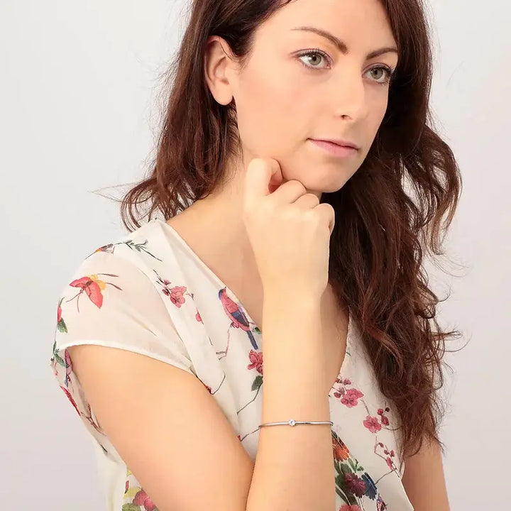 Близък план как стои гривната bangle с циркон на ръка.