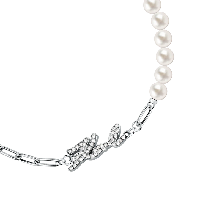 Дамска гривна Karl Lagerfeld Pearl, детайл на перлите и елемента Karl с кристали върху сребриста верижка – модел KLAYR08