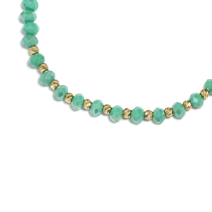 Златна гривна със зелен конец и златни елементи от злато 14к.