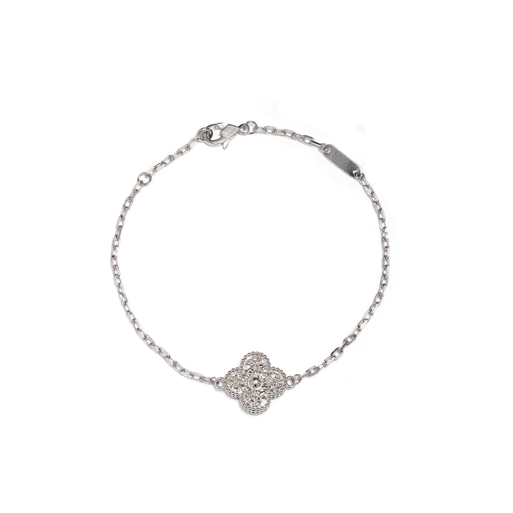 Дамска сребърна гривна с детелина с размер 15 мм.