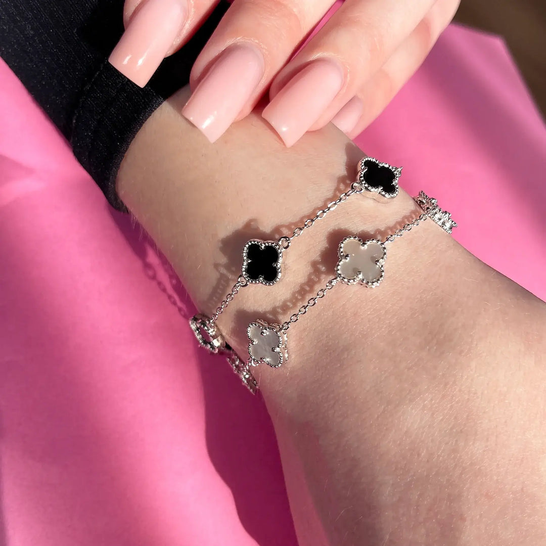 Изискана гривна с бял седеф и родиево покритие върху сребро 925 – модерен и класически дизайн.