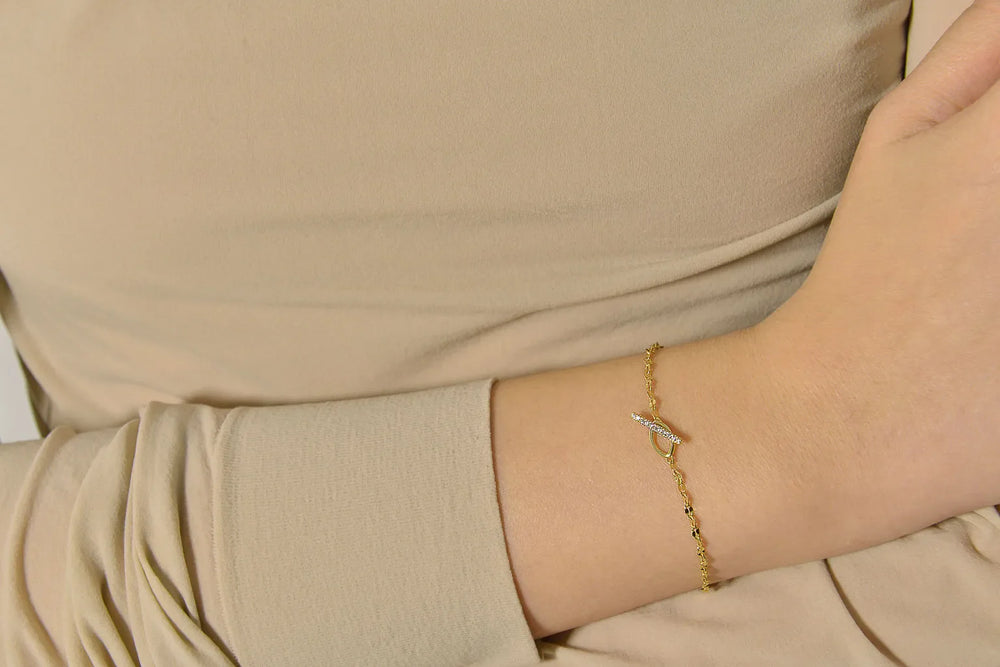 Детайлен изглед на дамската гривна Salvatore Plata с верижка и декоративен елемент от циркони.