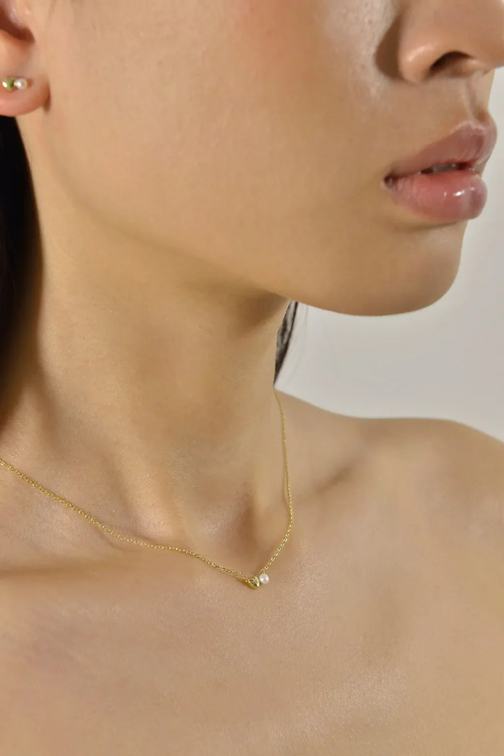 Детайлен поглед към дамската гривна Salvatore Plata от сребро 925 с позлатяване и перли.