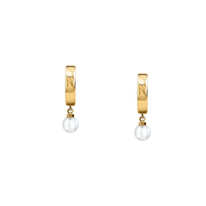 Дамски обеци Karl Lagerfeld Pearl, златисти халки с подпис Karl и бяла перла – страничен изглед, модел KLAYR15