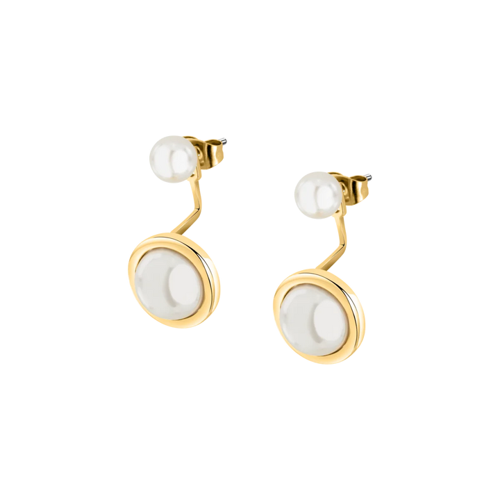 Дамски обеци Karl Lagerfeld Pearl със златисто покритие и бели shell перли, изглед под ъгъл – модел KLAYR14