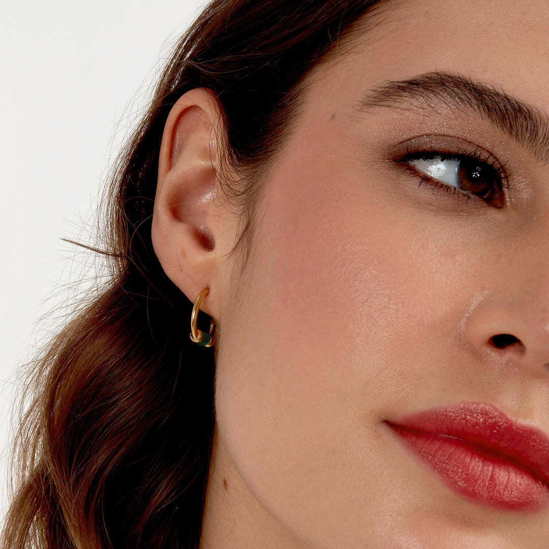 Стилни дамски обеци халки от стомана със златно PVD покритие, декорирани със зелени цилиндрични елементи. Morellato SAXQ09