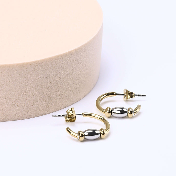 Стилни дамски обеци от стомана със златно PVD покритие, декорирани с бели цилиндрични елементи. Morellato SAXQ11. Размер 17 мм.