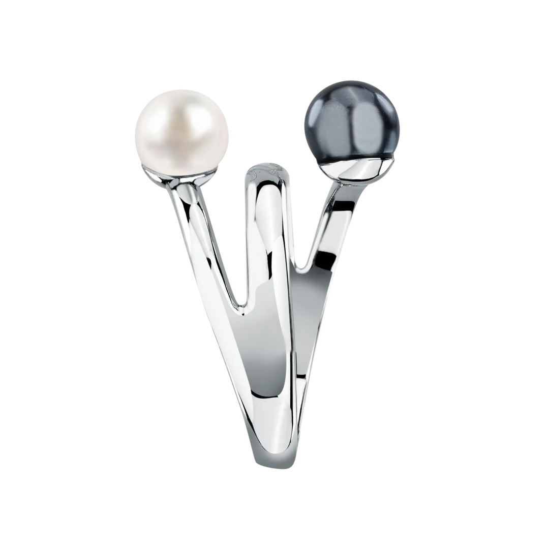 Детайлен кадър на дамски пръстен Karl Lagerfeld Pearl с двоен дизайн и контрастни бяла и сива перла – модел KLAYR25012