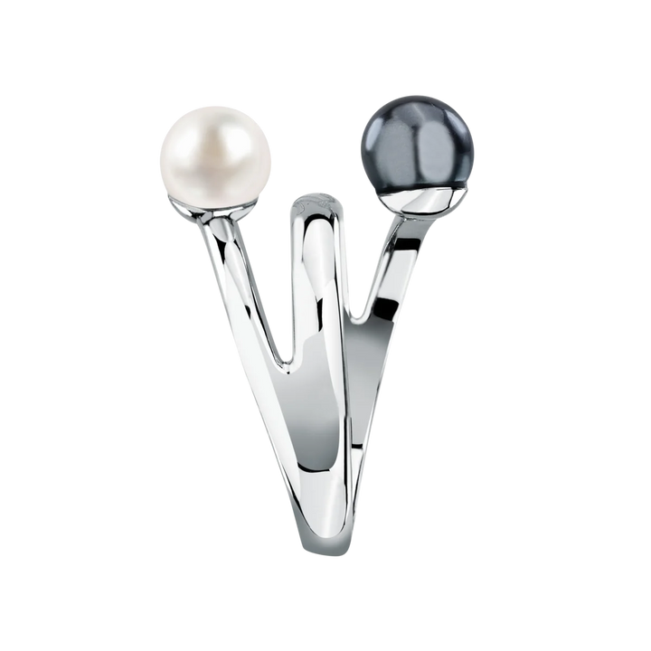 Детайлен кадър на дамски пръстен Karl Lagerfeld Pearl с двоен дизайн и контрастни бяла и сива перла – модел KLAYR25012