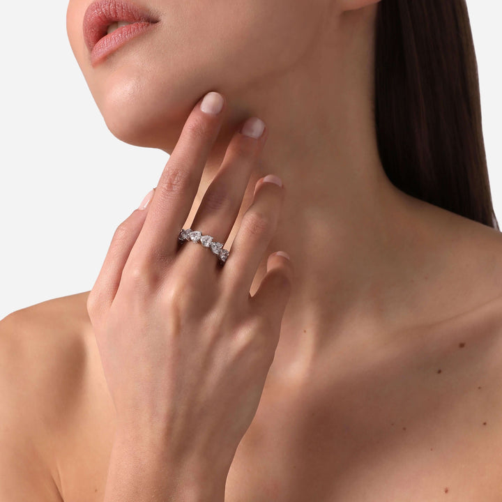 Дамски пръстен тип халка, изработен от месинг с циркони.