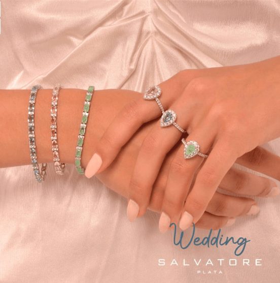 Дамски сребърен пръстен със сапфир, цирконии и родиево покритие Salvatore Plata Wedding – носен на ръка.