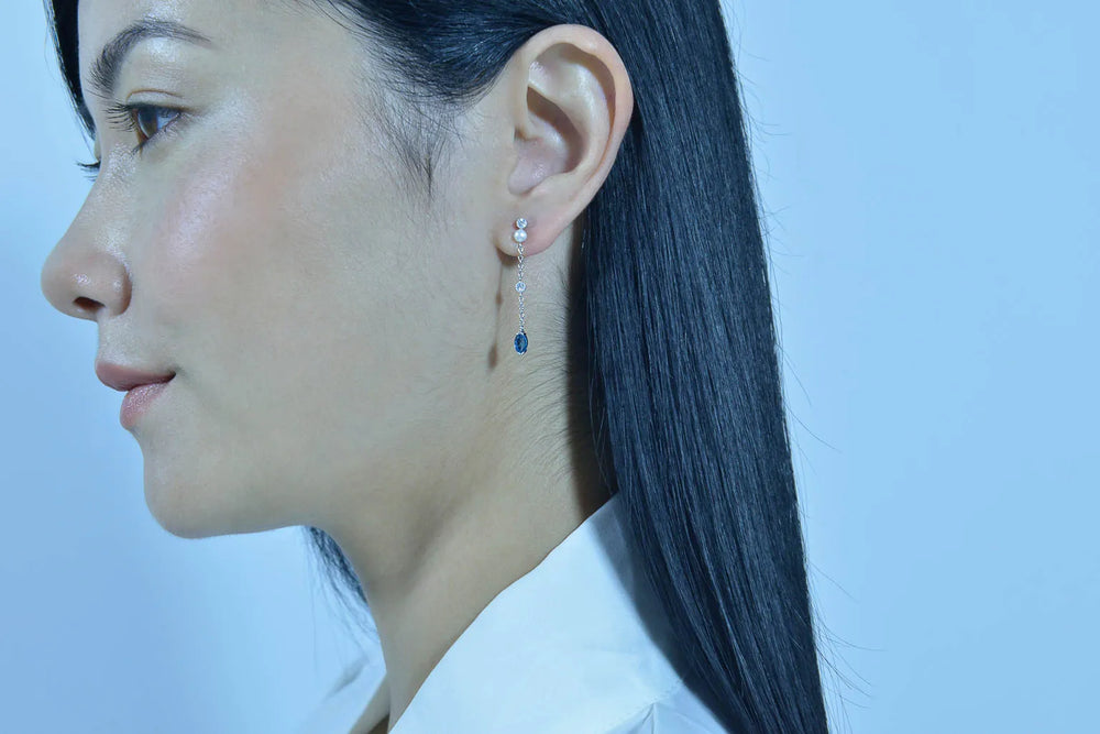 Детайлна снимка на висящи обеци Salvatore Plata с родирано сребро и циркони.