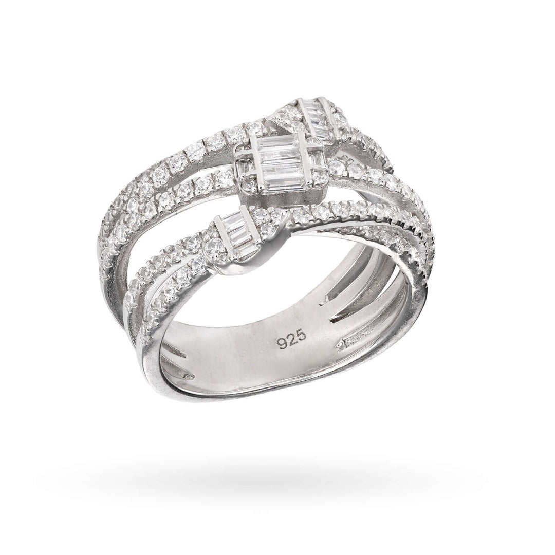 Сребърен пръстен с инкрустирани циркони.