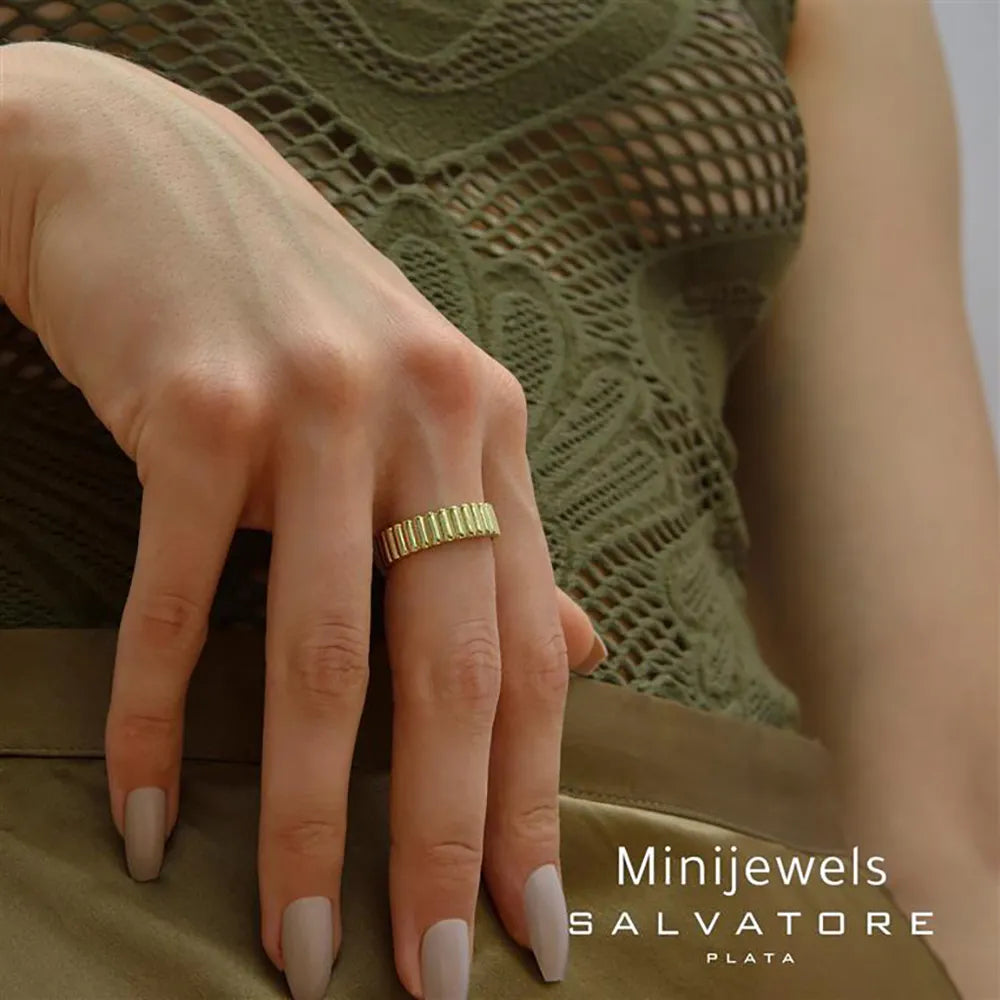 Сребърен пръстен Salvatore Plata с позлатяване, носен на ръката на жена с маникюр.