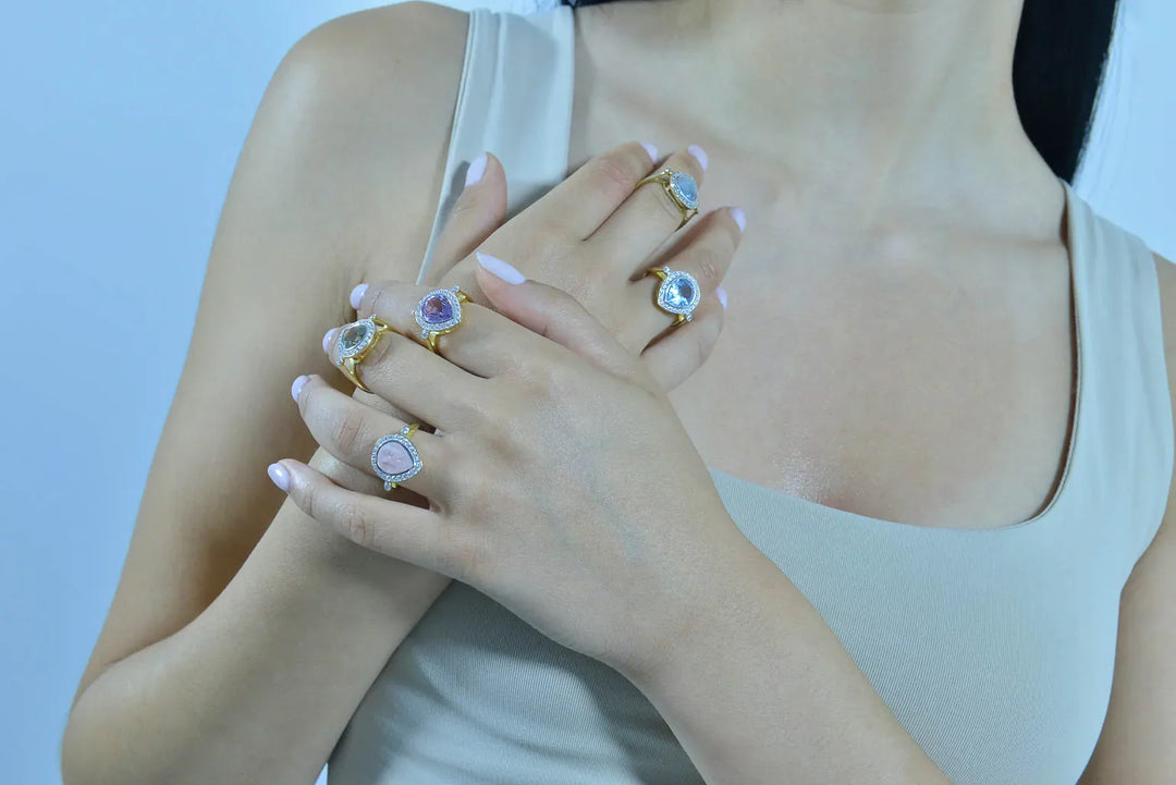 Модел показва няколко пръстена Salvatore Plata с аметист и циркони на ръцете си.