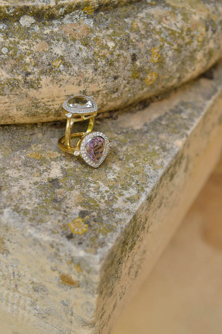 Пръстен Salvatore Plata с аметист и циркони, поставен върху каменна повърхност.