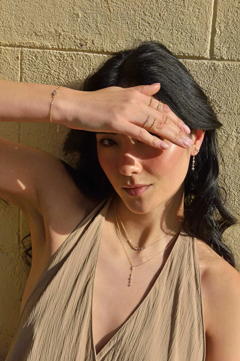 Стилна жена носи пръстен Salvatore Plata, допълнен от гривна, огърлица и обеци.