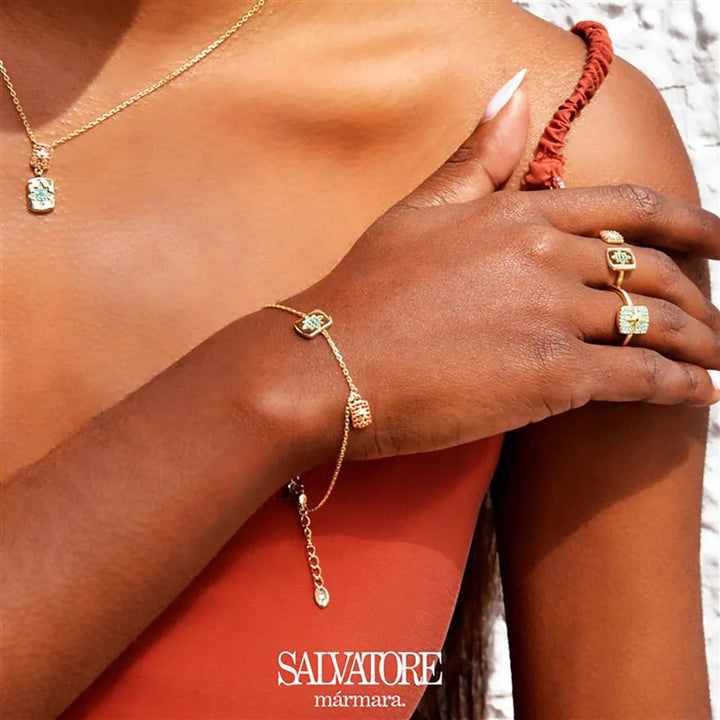 Детайлен поглед към пръстена Salvatore Plata с позлатяване и декоративни камъни.