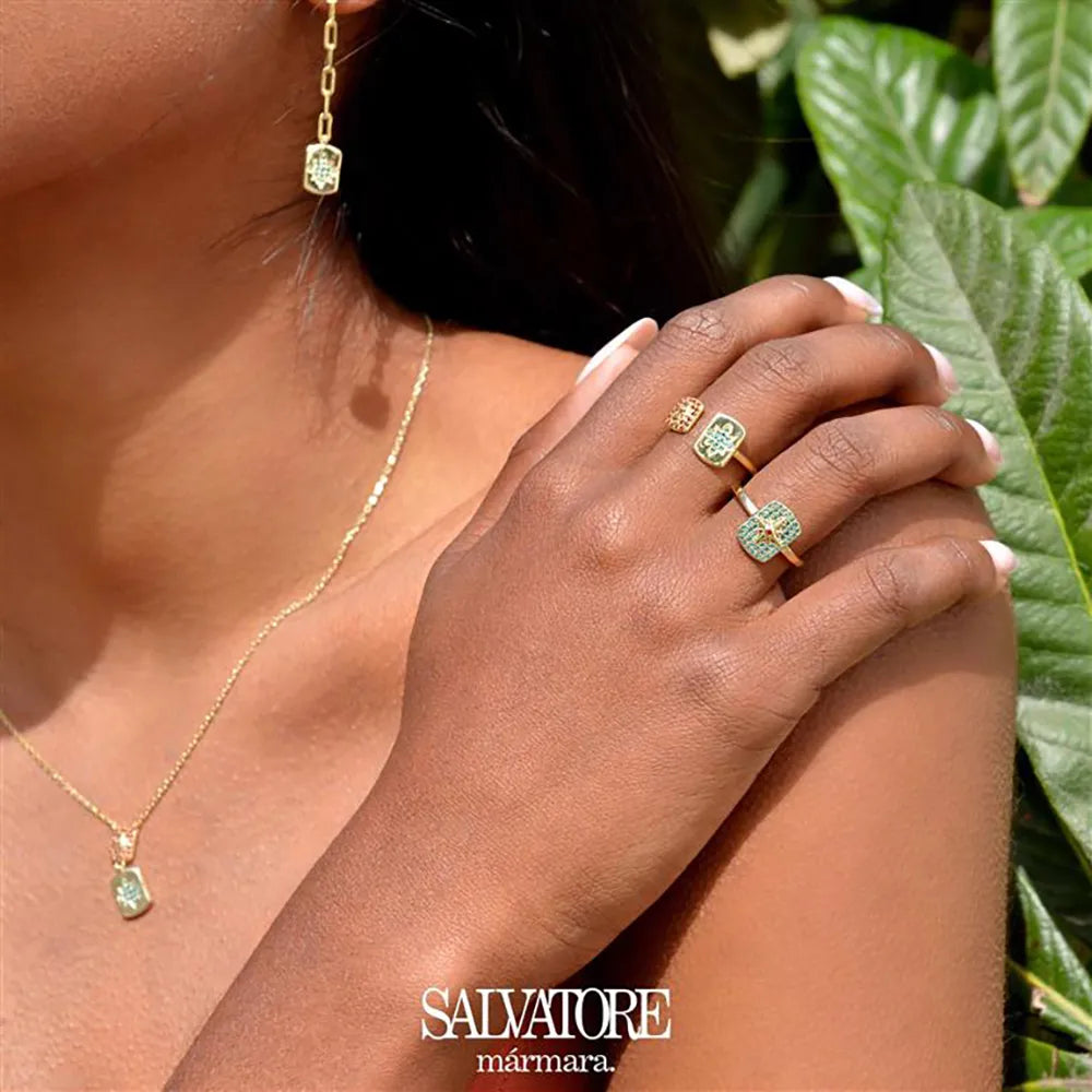 Модел носи пръстени Salvatore Plata на ръката си, комбинирани с други бижута.