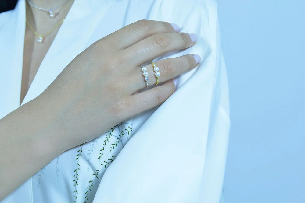 Дамски пръстен Salvatore Plata с перли, носен на пръст с нежен маникюр.