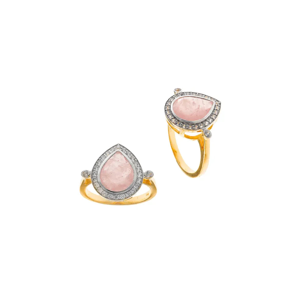 Сребърен пръстен Salvatore Plata с розов кварц и циркони на бял фон.