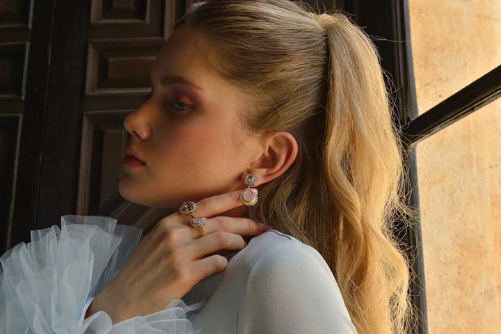 Модел с пръстен Salvatore Plata и обеци с камък.