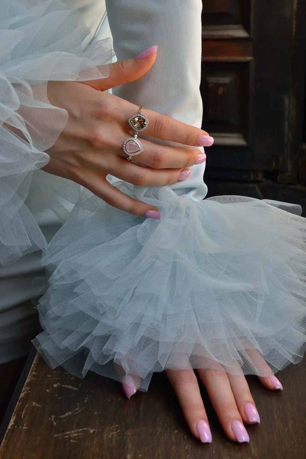 Пръстен Salvatore Plata на ръка с воален ръкав.