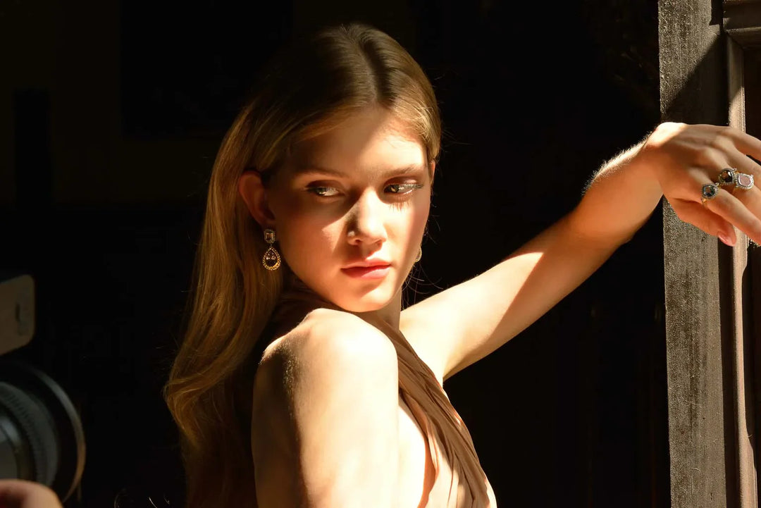 Близка снимка на пръстен Salvatore Plata на ръка до прозорец.