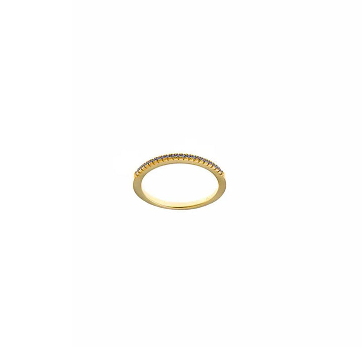 Изящно сребърно пръстен Salvatore Plata с позлатяване и циркони на бял фон.