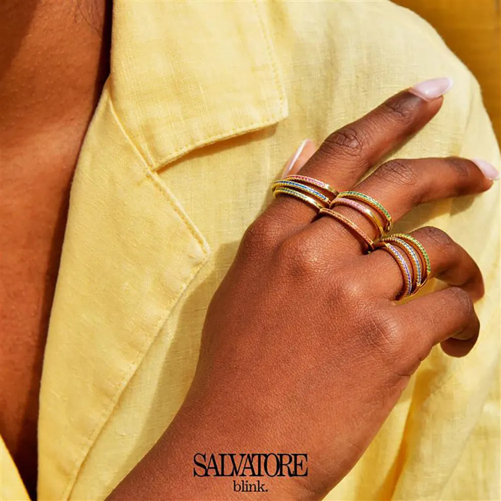 Стилни пръстени Salvatore Plata, поставени върху ръка с бежов пуловер.